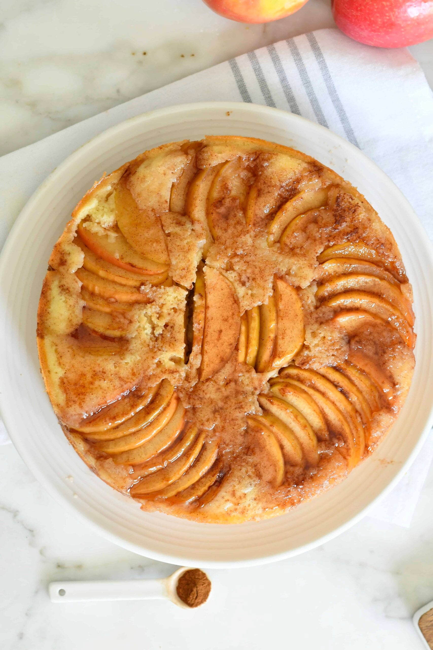 Upside-Down Cake with Caramelized Apple Slices