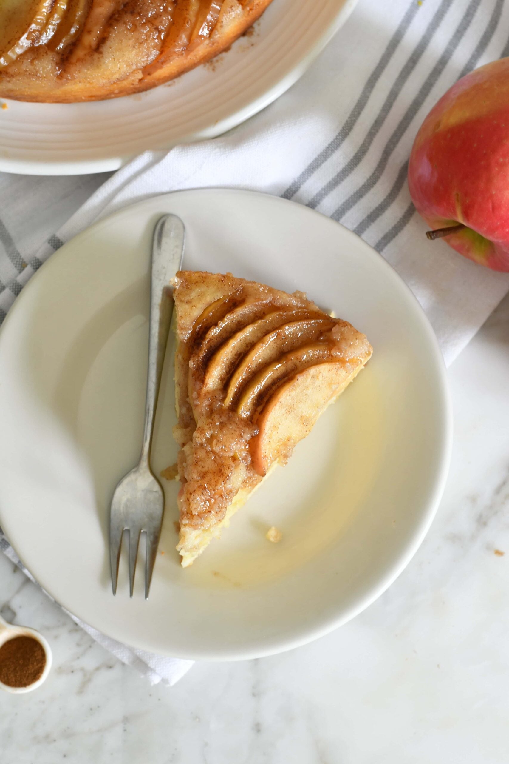 Upside-Down Cake with Caramelized Apple Slices