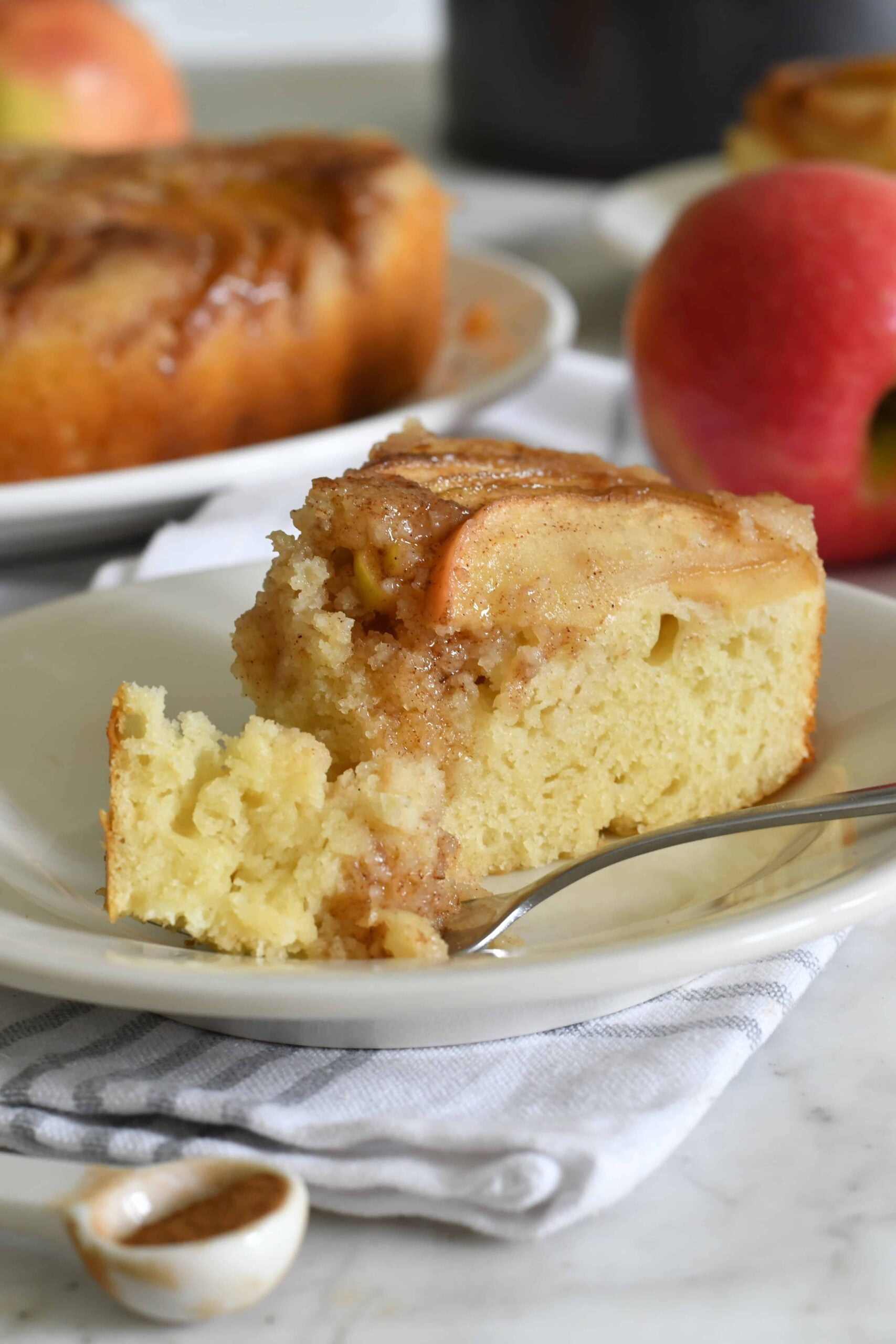 Upside-Down Cake with Caramelized Apple Slices