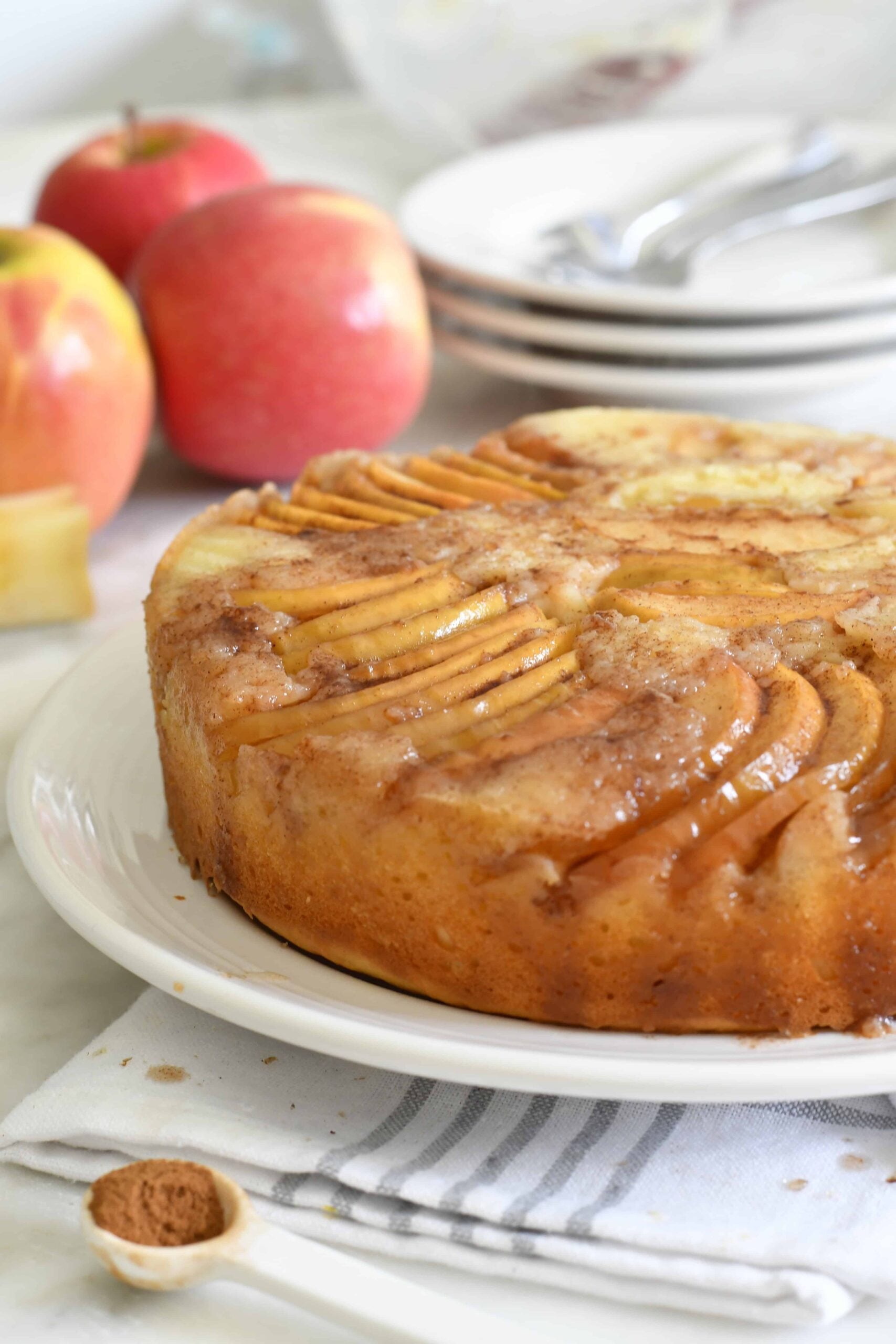 Upside-Down Cake with Caramelized Apple Slices