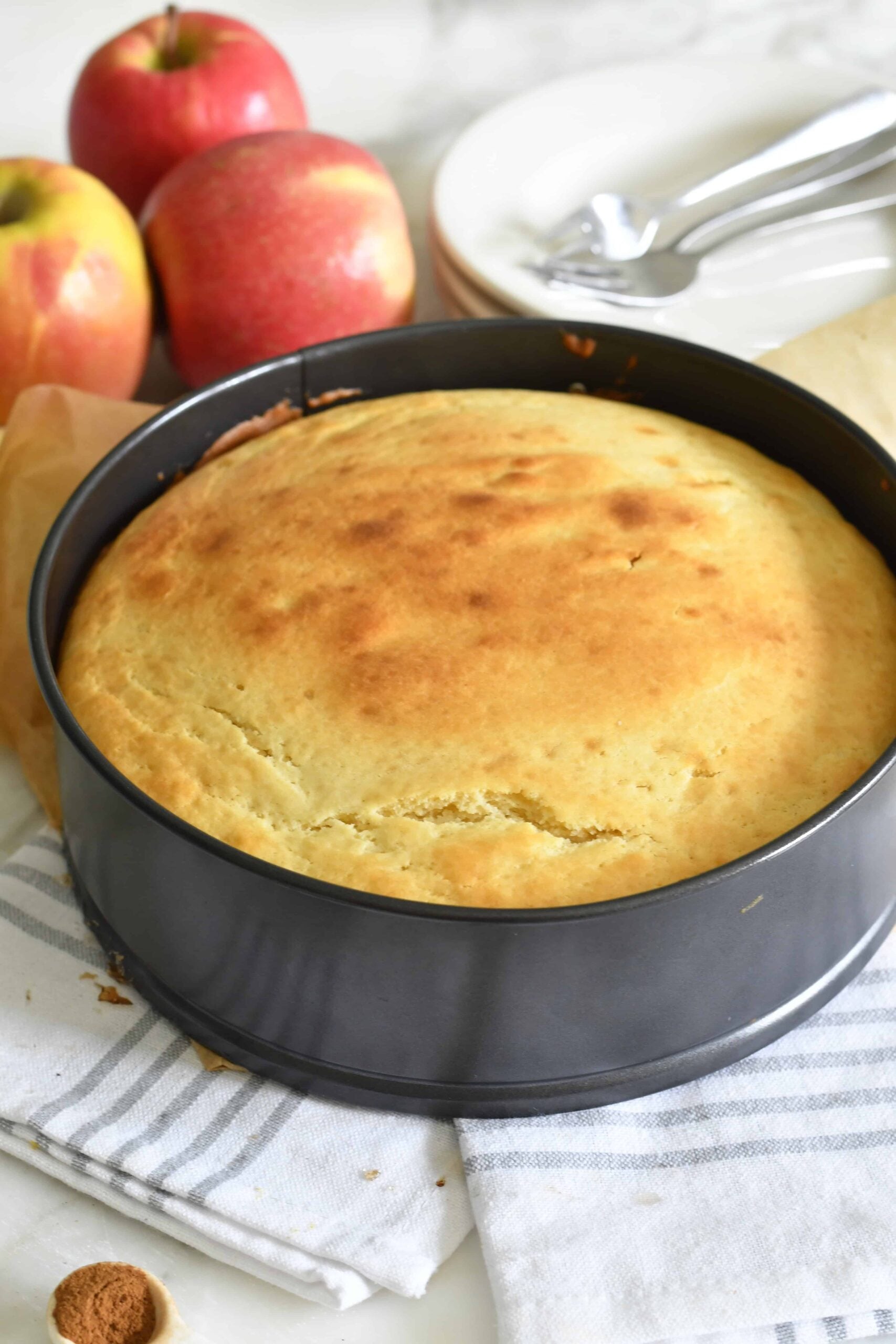 Upside-Down Cake with Caramelized Apple Slices