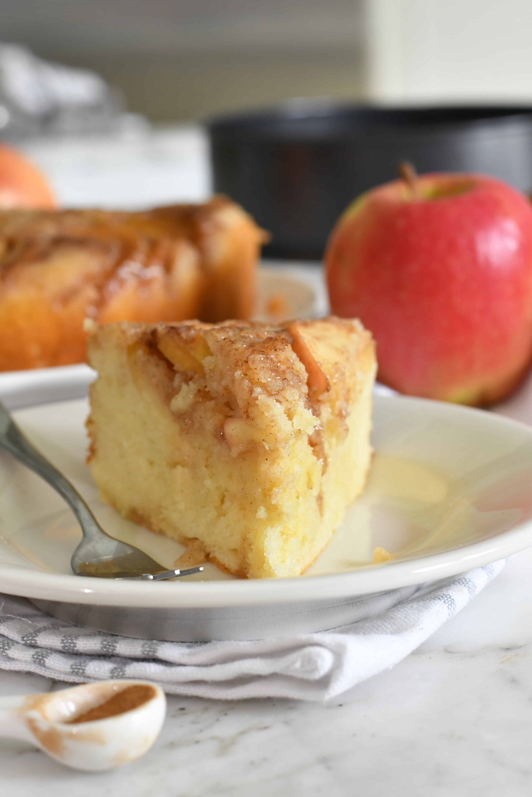 Upside-Down Cake with Caramelized Apple Slices